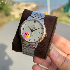 N1 Factory's latest masterpiece: the De Ville Classic Collection watch. Crafted by N1 to honor timeless classics, this 39.5mm Swiss Chronometer watch embodies supreme quality. Its elegant, slim profile meets minimalist sophistication—N1 meticulously captures every detail to perfectly recreate the original's classic business elegance. 1: Dimensions: 39.5mm x 10mm.Dial markers and hands fully replicate the original factory craftsmanship: precision grinding and polishing followed by rhodium plating ensures enduring brilliance and remarkable presence. 2: The Omega resistance logo on the dial features perfectly executed curvature and naturally chamfered edges. Though seemingly delicate and insignificant, its intricate manufacturing process conceals profound artistry.3: This watch features an authentic-style steel bracelet molded 1:1 from the original design. The outer logo etching depth is consistent, with the Omega symbol possessing a three-dimensional texture and tactile quality. The rivets on the clasp, like the genuine version, are CNC-machined as an integral part of the clasp itself, eliminating the common issues of rivets falling off or breaking.4: N1 Factory's latest flagship model features an independently developed 2500 integrated movement, outperforming standard movements in other market versions and achieving truly zero returns. For Omega De Ville replicas, trust N1 Factory.